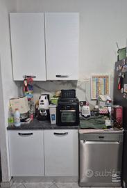 cucina con elettrodomestici 