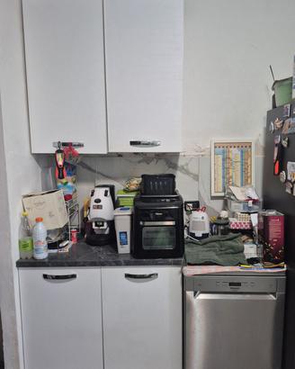 cucina con elettrodomestici 