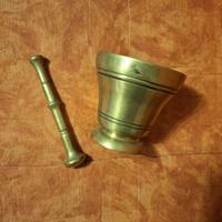 mortaio in ottone farmacia d'altri tempi