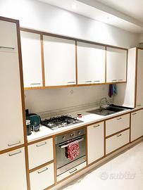 Cucina completa con elettrodomestici