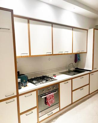 Cucina completa con elettrodomestici