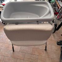 Vasca con fasciatoio per neonati