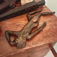 Statuetta donna sdraiata lunga 40 cm