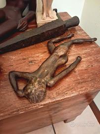 Statuetta donna sdraiata lunga 40 cm