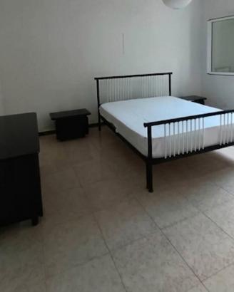 Camera da letto con materasso.