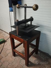 antica pressa per rilegatura 