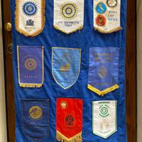Stendardo co gagliardetti Rotary club Enna Messina