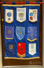 Stendardo co gagliardetti Rotary club Enna Messina