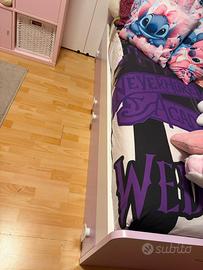 Bella camera per ragazza con cabina armadio .