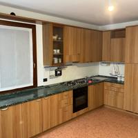 Cucina con tavolo e sedie