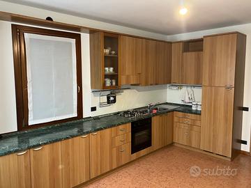 Cucina con tavolo e sedie