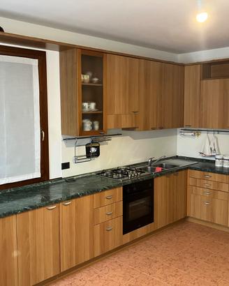 Cucina con tavolo e sedie