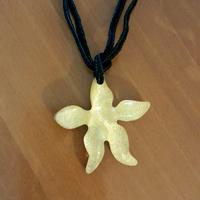 Collana con ciondolo in vetro e foglia d'oro