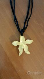 Collana con ciondolo in vetro e foglia d'oro