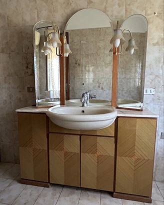 Mobile bagno in legno con specchiera