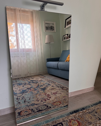 Specchio con luce LED e presa corrente