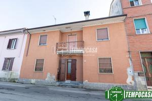 4 LOCALI INDIPENDENTE CON CORTILE