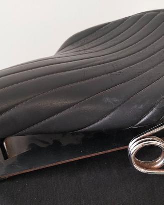 Sella Biltwell con Base Sportster molle e staffa