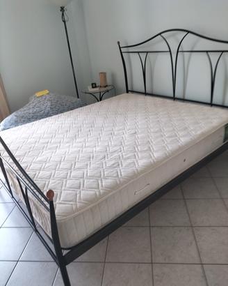 letto matrimoniale in ferro satinato nero con rete