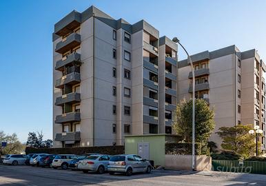 Studio Professionale bilivelli posto auto cantina