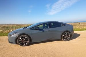 TOYOTA Prius 2.0 Plug-in Hybrid Lounge