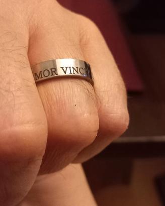 Anello in Titanio scritta Laser AMOR OMNIA VINCIT