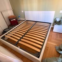 Letto matrimoniale con rete + comodino