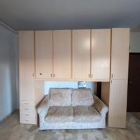 Armadio a ponte con  divano