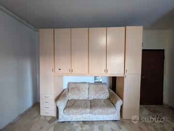 Armadio a ponte con  divano