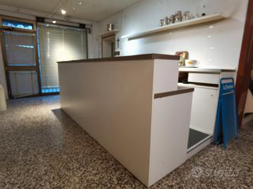 Bancone da bar in laminato