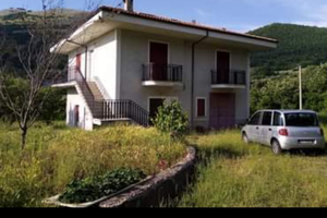 Casa a 2 piani indipendente brienza