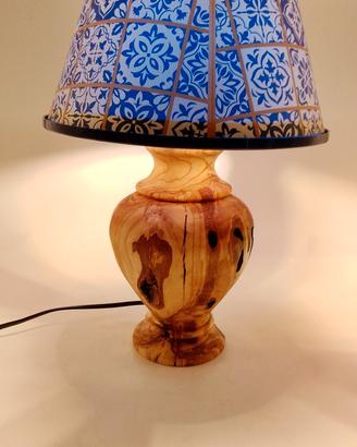lampada da tavolo in legno 
