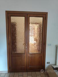 porta in legno con vetro decorato