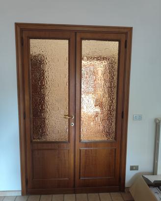 porta in legno con vetro decorato