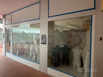 Negozio arredato per abbigliamento/costumi/scarpe