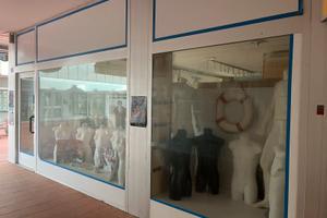 Negozio arredato per abbigliamento/costumi/scarpe