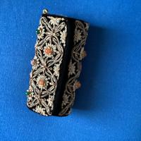 Pochette indiana ricamata con tracollina