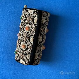 Pochette indiana ricamata con tracollina