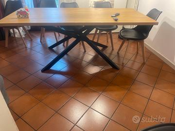 Tavolo in legno con piedi intrecciati