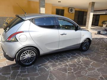 Lancia Ypsilon 0.9 TwinAir (GPL) Full optional 