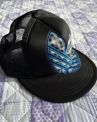Cappello Adidas nero con rete tipo trucker