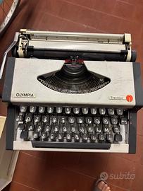 Macchina da scrivere  portatile vintage Olimpia