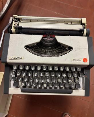 Macchina da scrivere  portatile vintage Olimpia