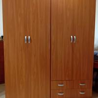 Cameretta per ragazzo/a. Armadio, letto, comodino.