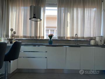 CUCINA ANGOLARE SU MISURA  BIANCO-GRIGIA