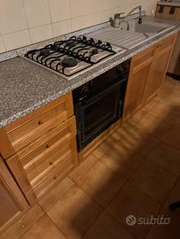 Cucina completa di tavolo e sedie