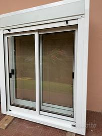 Finestra monoblocco in alluminio bianco