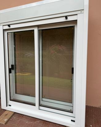 Finestra monoblocco in alluminio bianco