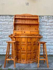Mobile  bar in legno con due sgabelli