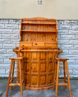 Mobile  bar in legno con due sgabelli